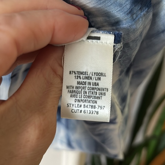 Bella Dahl sleeveless top. Blue and white “tie-die” design with buttoned back - Picture 6 of 6